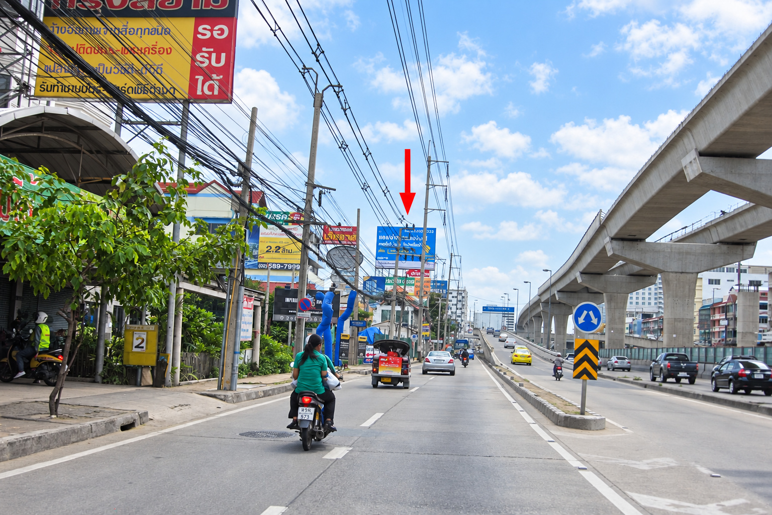 ป้ายโฆษณาริมถนนรัตนาธิเบศร์ ใกล้ตึกไทยประกันชีวิต(ขาออก) รูปหลัก