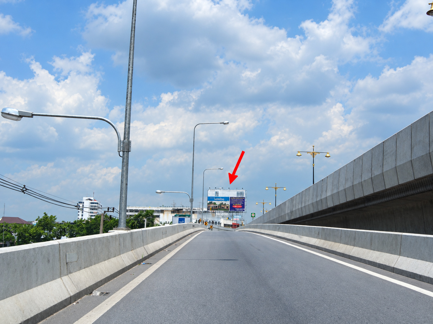ป้ายโฆษณาบนหลังคาตึกเข้าท่าน้ำปากเกร็ด(ขาออก) รูปที่ 2