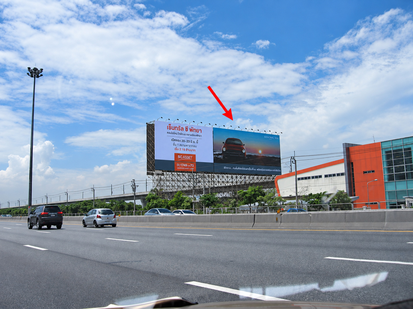 ป้ายโฆษณาก่อนแยกวงแหวน กม.4 (F) ขาออก รูปที่ 1