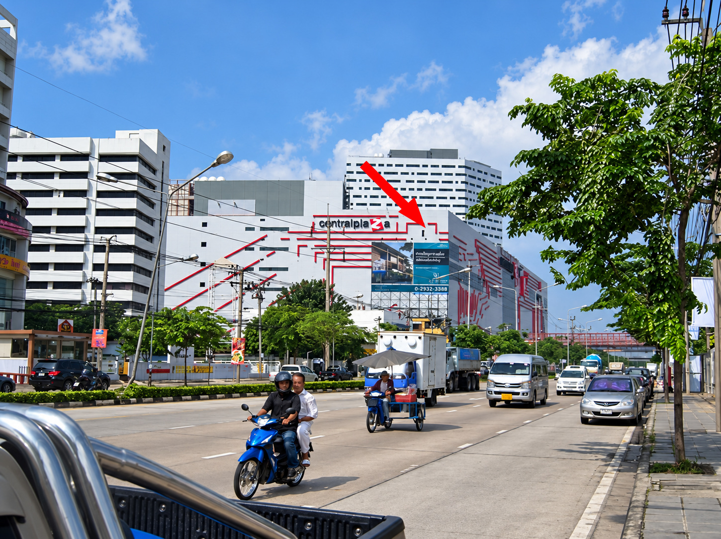 ป้ายโฆษณาเยื้องกระทรวงยุติธรรม(ขาออก) รูปหลัก